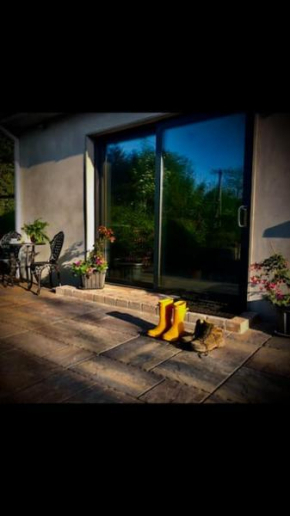 Peaceful, relaxing and warm 2-bedroom, sleeps 4, self-catering Galtee Mountain Lodge - for Mitchelstown, Cahir, Cashel and Cork, 1hr drive from 4 cities